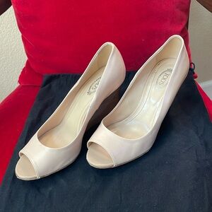 Beautiful Tods powdered pink open toe wedges
